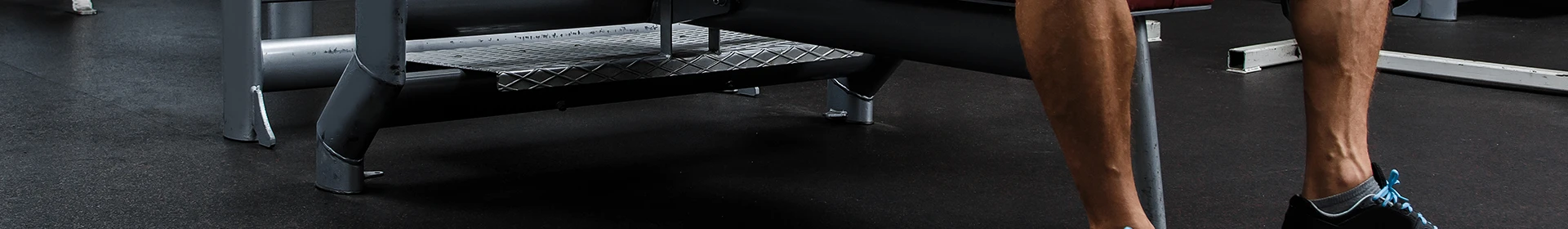 Homem levantando pesos usandoequipamento