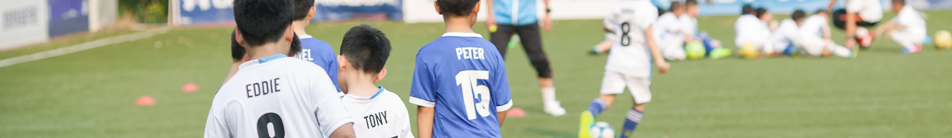 Crianças fazendo fila para praticar futebol