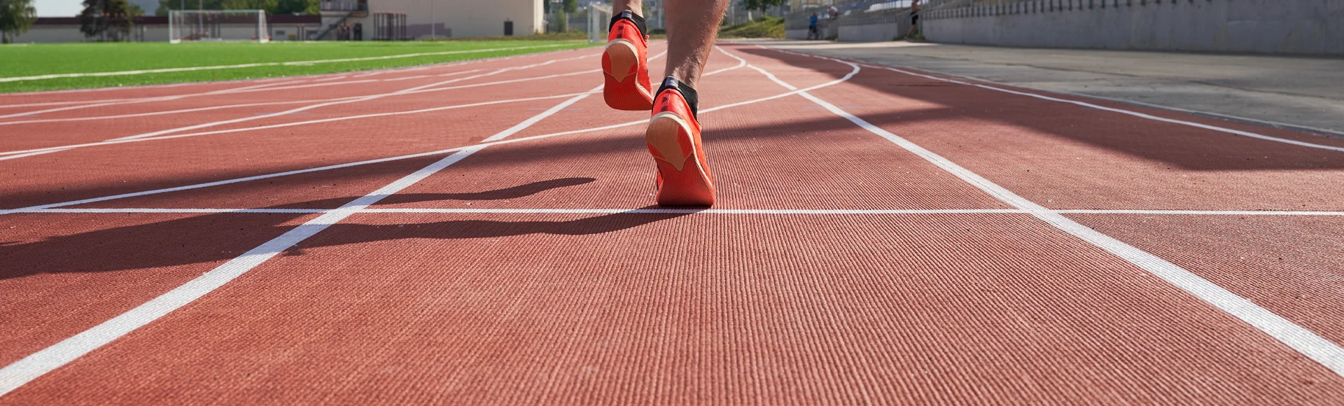 Primer plano de un par de zapatos en movimiento en la pista