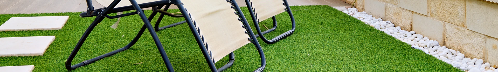 Duas espreguiçadeiras em uma área externa do hotel