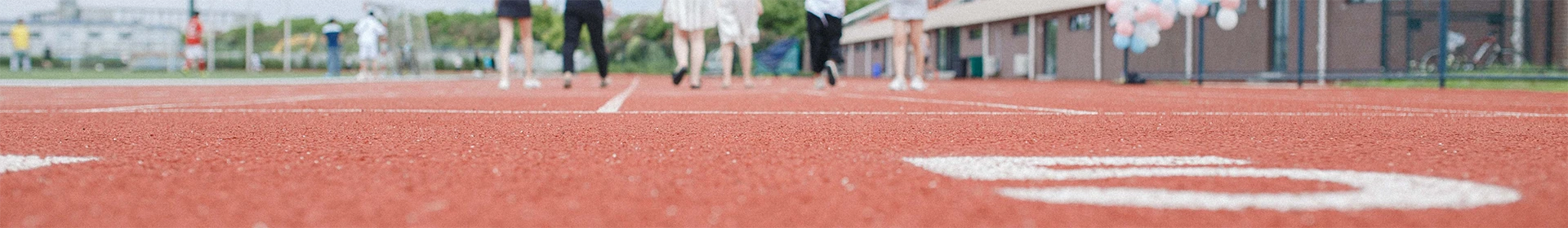 Pessoas indo embora no playground