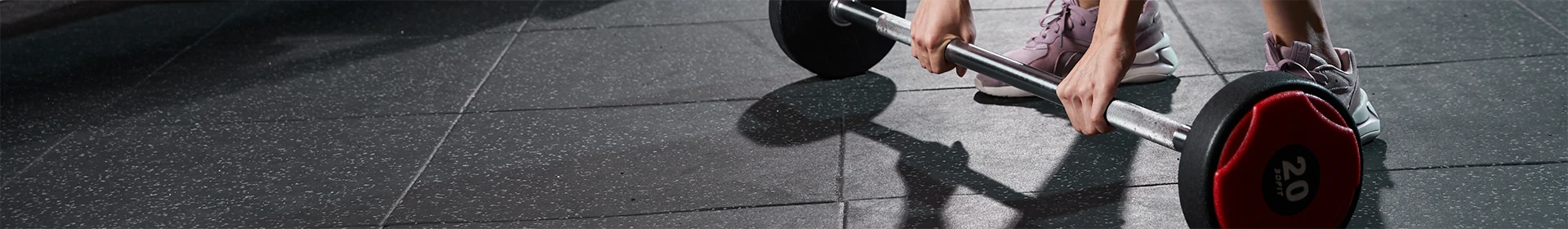 Uma pessoa está tentando levantar uma barra.