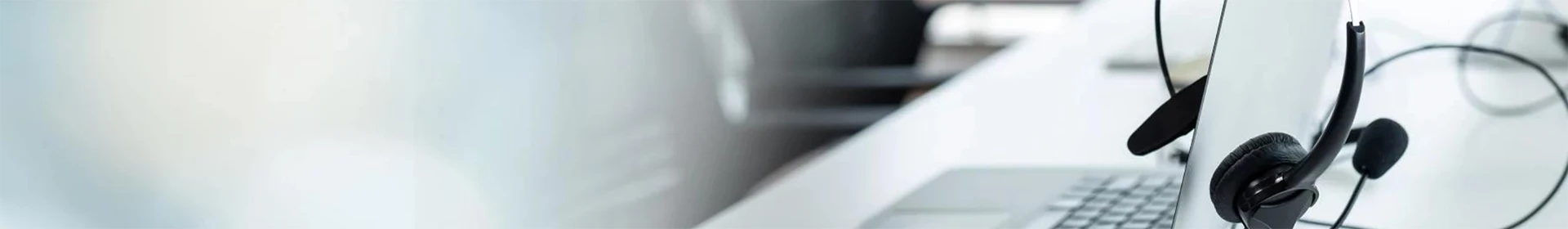 O fone de ouvido trava de um laptop na área de trabalho