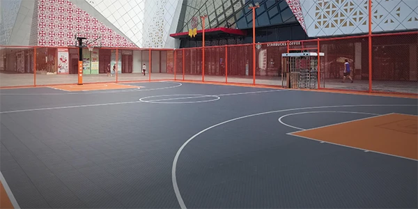 Campo de deportes junto al centro comercial plaza
