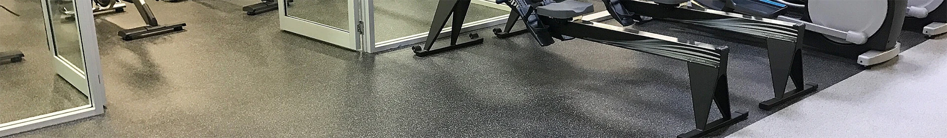 Feche acima do tiro do assoalho interior do ginásio