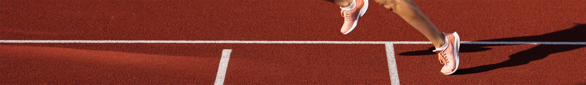 Um homem está correndo no caminhão.