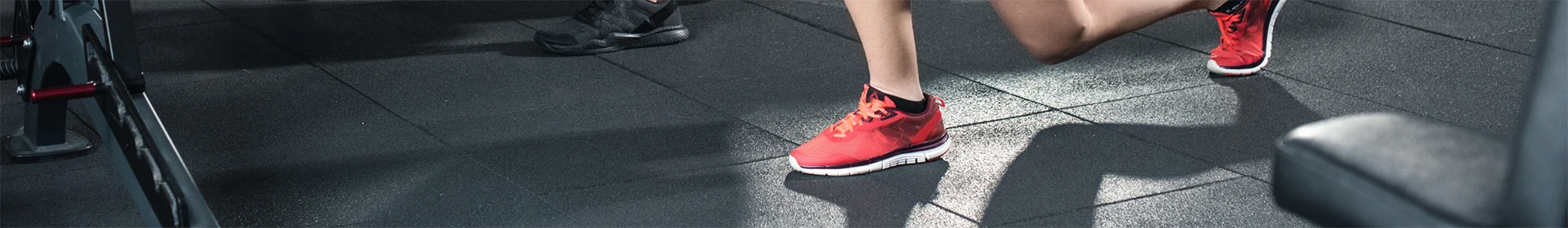 As pessoas estão se exercitando em tapetes de ginástica.