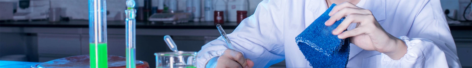 Um pesquisador limpando as amostras no laboratório