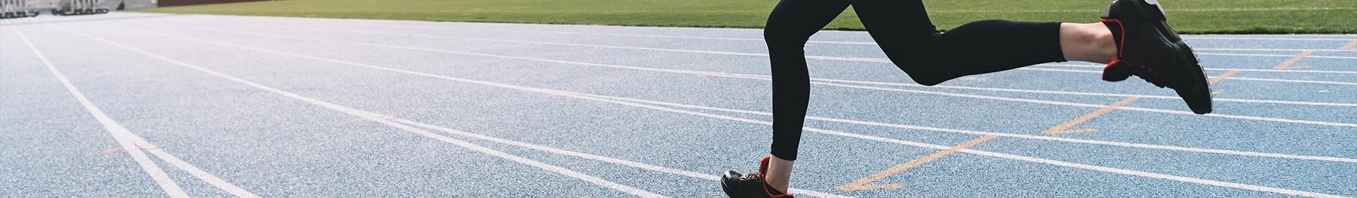 Uma pessoa correndo em uma pista